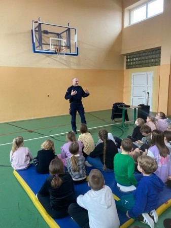 policjant-bezpieczne-ferie_02