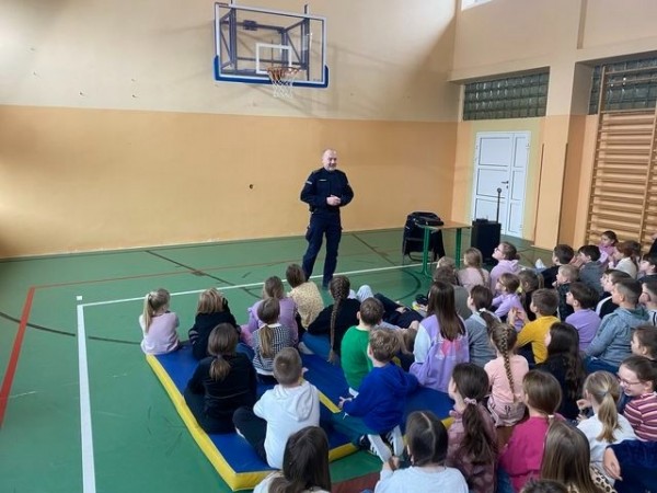 policjant-bezpieczne-ferie_03