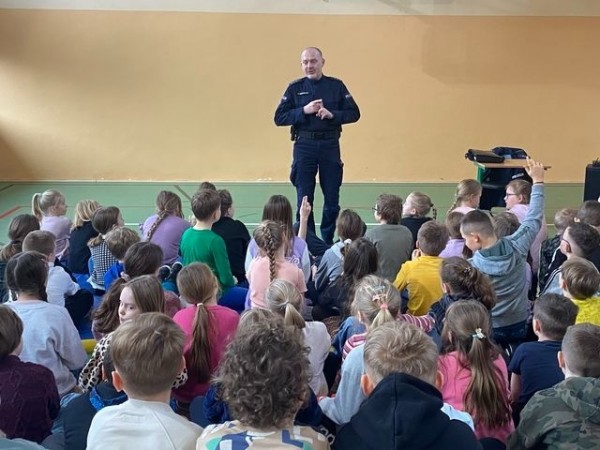 policjant-bezpieczne-ferie_04