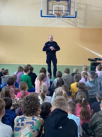 policjant-bezpieczne-ferie_05