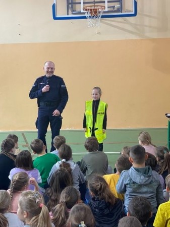 policjant-bezpieczne-ferie_08