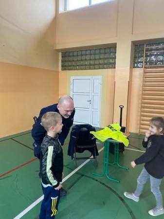 policjant-bezpieczne-ferie_16