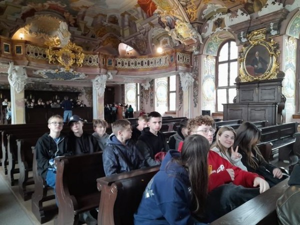 WYCIECZKA-DO-MIASTA-MOSTÓW-I-KRASNALI