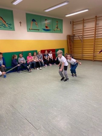 MIKOŁAJKOWY TURNIEJ SKAKANKI SZWEDZKIEJ NA ŚWIETLICY_04