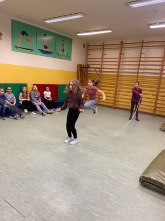 MIKOŁAJKOWY TURNIEJ SKAKANKI SZWEDZKIEJ NA ŚWIETLICY_05