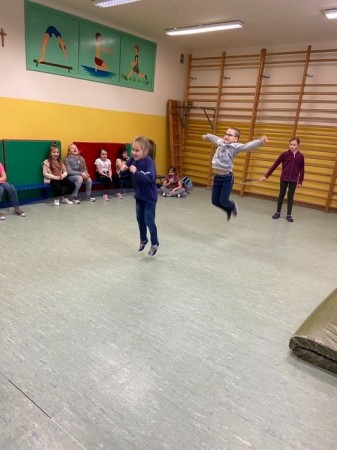 MIKOŁAJKOWY TURNIEJ SKAKANKI SZWEDZKIEJ NA ŚWIETLICY_06