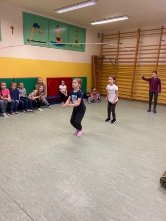 MIKOŁAJKOWY TURNIEJ SKAKANKI SZWEDZKIEJ NA ŚWIETLICY_08