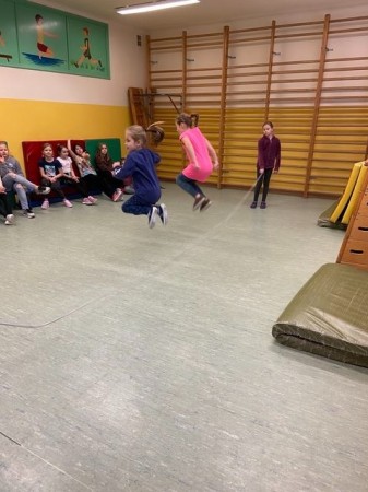 MIKOŁAJKOWY TURNIEJ SKAKANKI SZWEDZKIEJ NA ŚWIETLICY_09