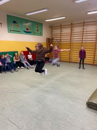 MIKOŁAJKOWY TURNIEJ SKAKANKI SZWEDZKIEJ NA ŚWIETLICY_10