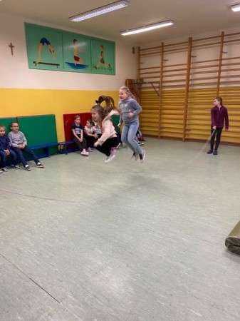 MIKOŁAJKOWY TURNIEJ SKAKANKI SZWEDZKIEJ NA ŚWIETLICY_11