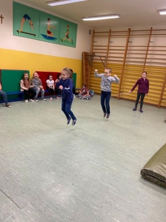 MIKOŁAJKOWY TURNIEJ SKAKANKI SZWEDZKIEJ NA ŚWIETLICY_12