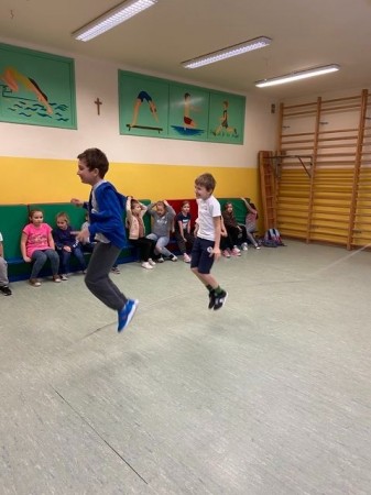 MIKOŁAJKOWY TURNIEJ SKAKANKI SZWEDZKIEJ NA ŚWIETLICY_16