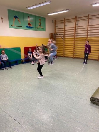 MIKOŁAJKOWY TURNIEJ SKAKANKI SZWEDZKIEJ NA ŚWIETLICY_17