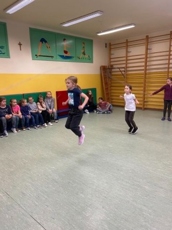 MIKOŁAJKOWY TURNIEJ SKAKANKI SZWEDZKIEJ NA ŚWIETLICY_18