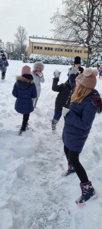 Śnieżne zabawy klasy 3b 