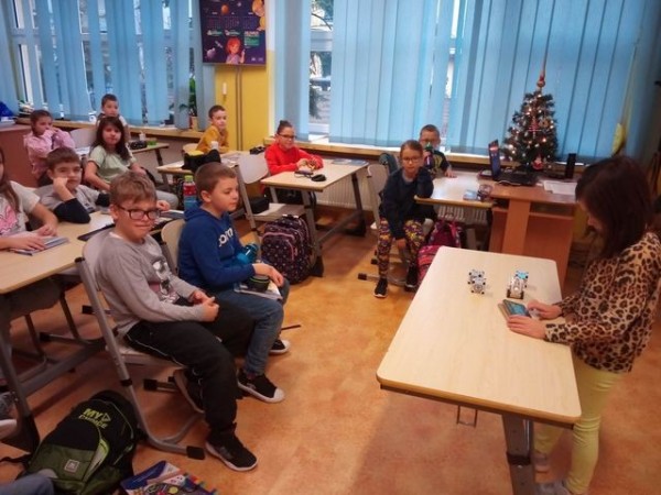 LEKCJA Z ROBOTEM COZMO W KLASIE 2A_02