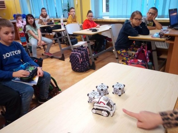 LEKCJA Z ROBOTEM COZMO W KLASIE 2A_04